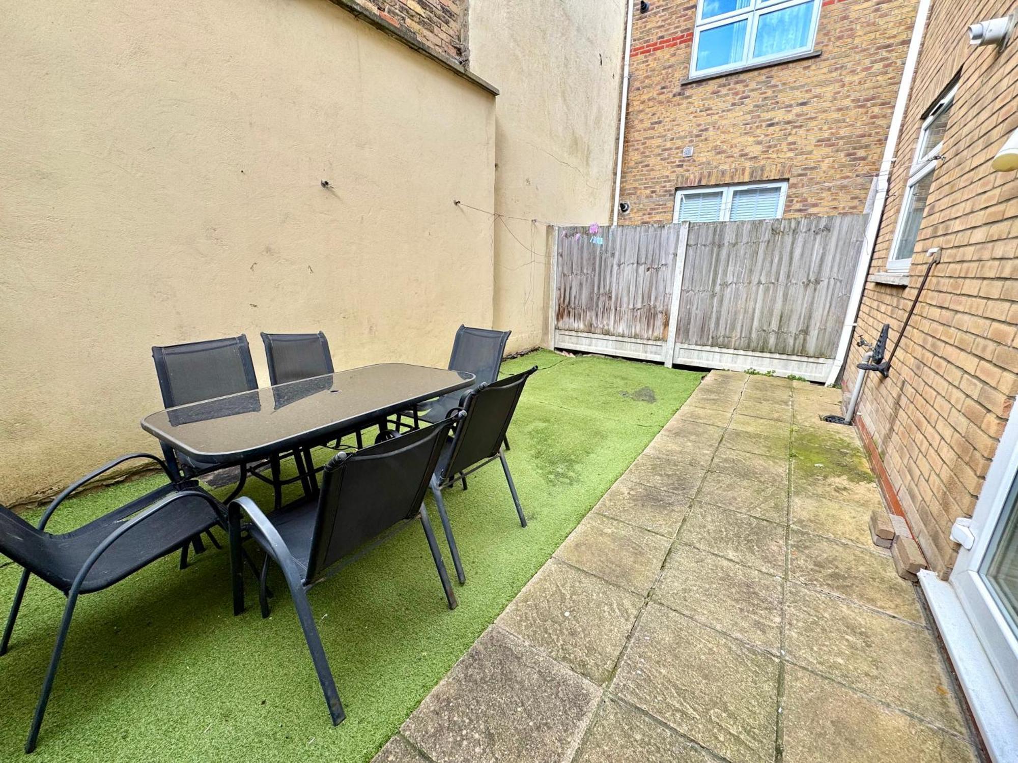 4 Bedrooms House, 3 Bathrooms , Separate Reception, Full Kitchen, Garden, Parking * Londra