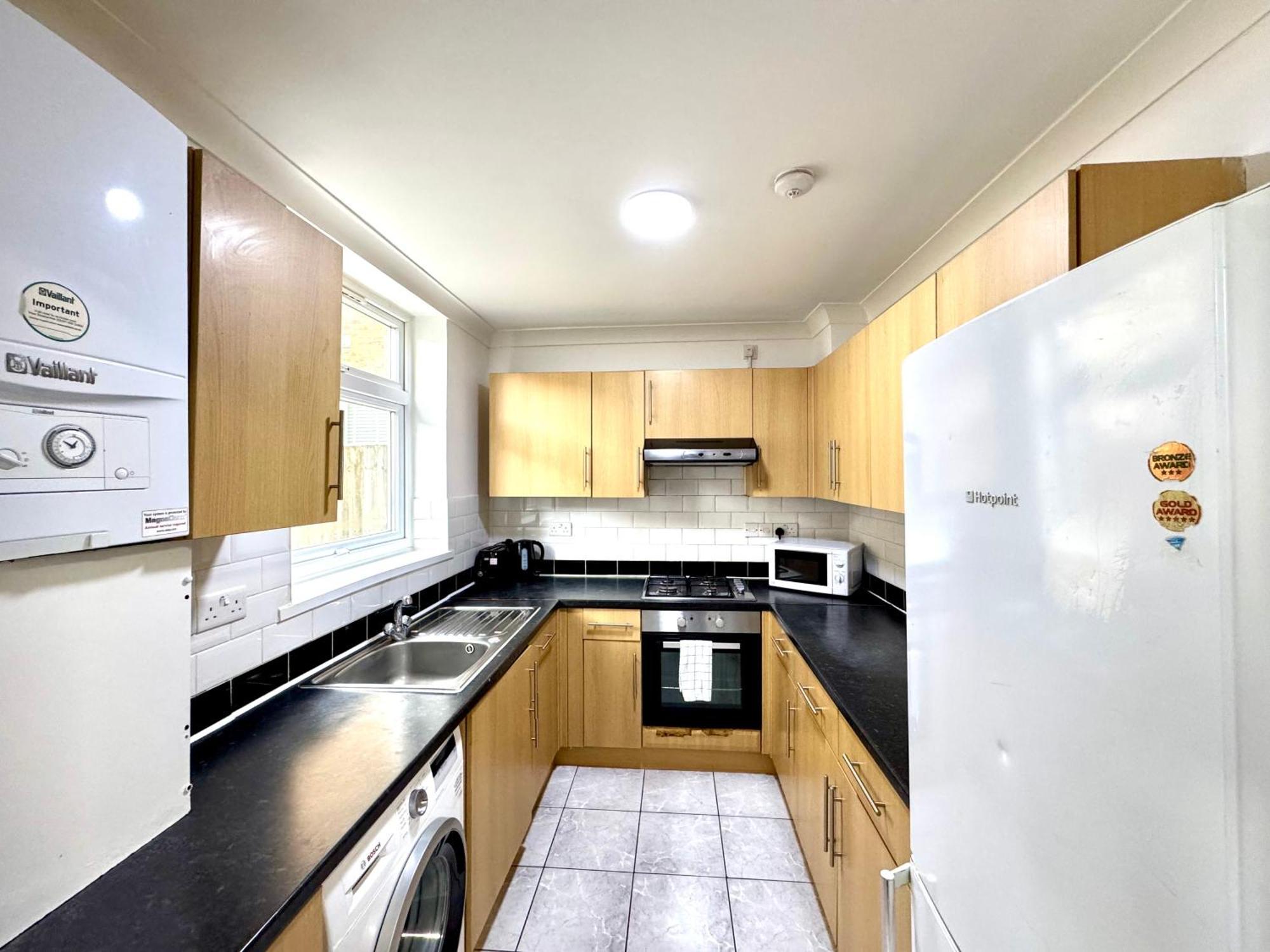 4 Bedrooms House, 3 Bathrooms , Separate Reception, Full Kitchen, Garden, Parking Casa vacanze