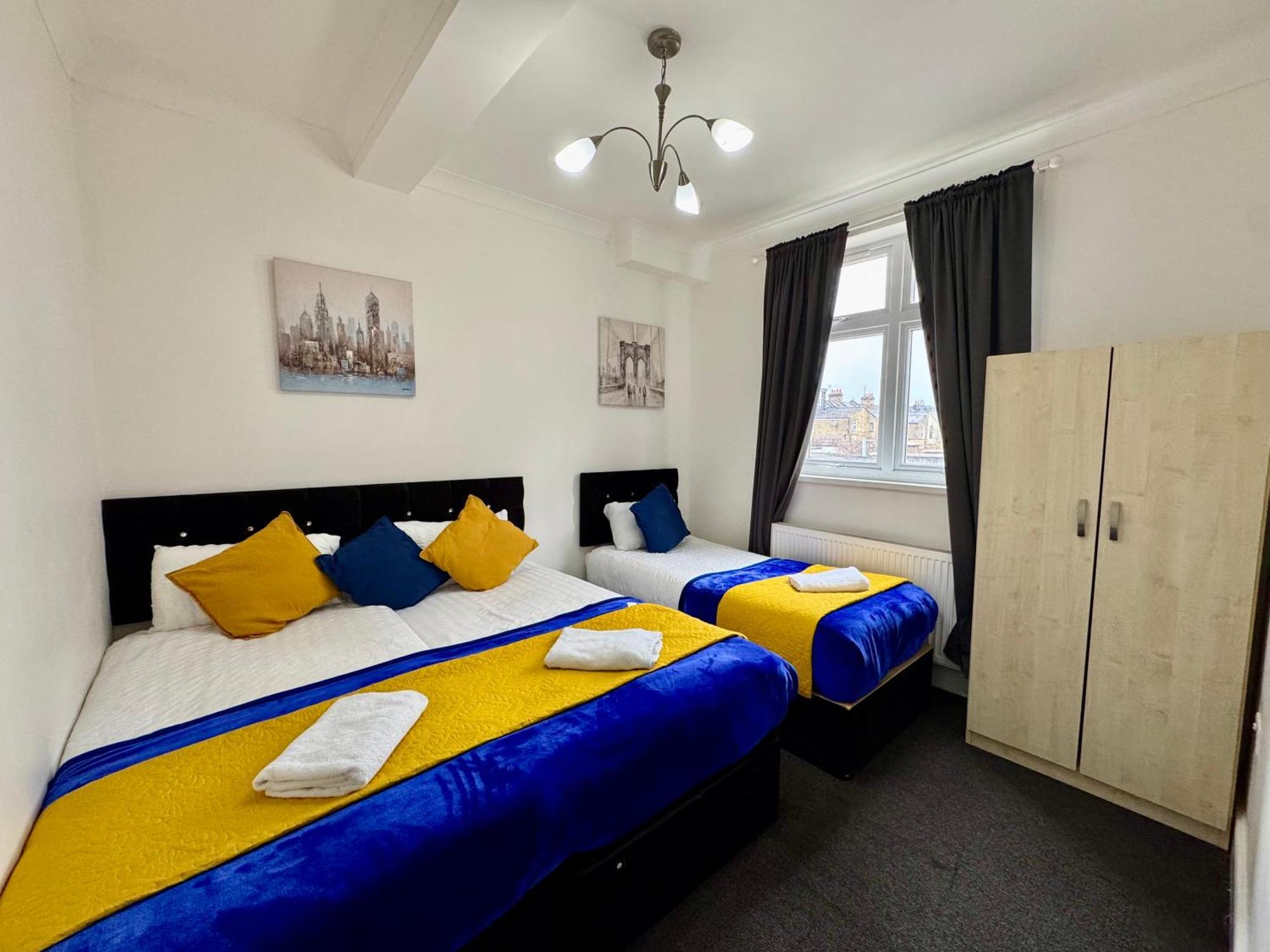 Casa vacanze 4 Bedrooms House, 3 Bathrooms , Separate Reception, Full Kitchen, Garden, Parking *