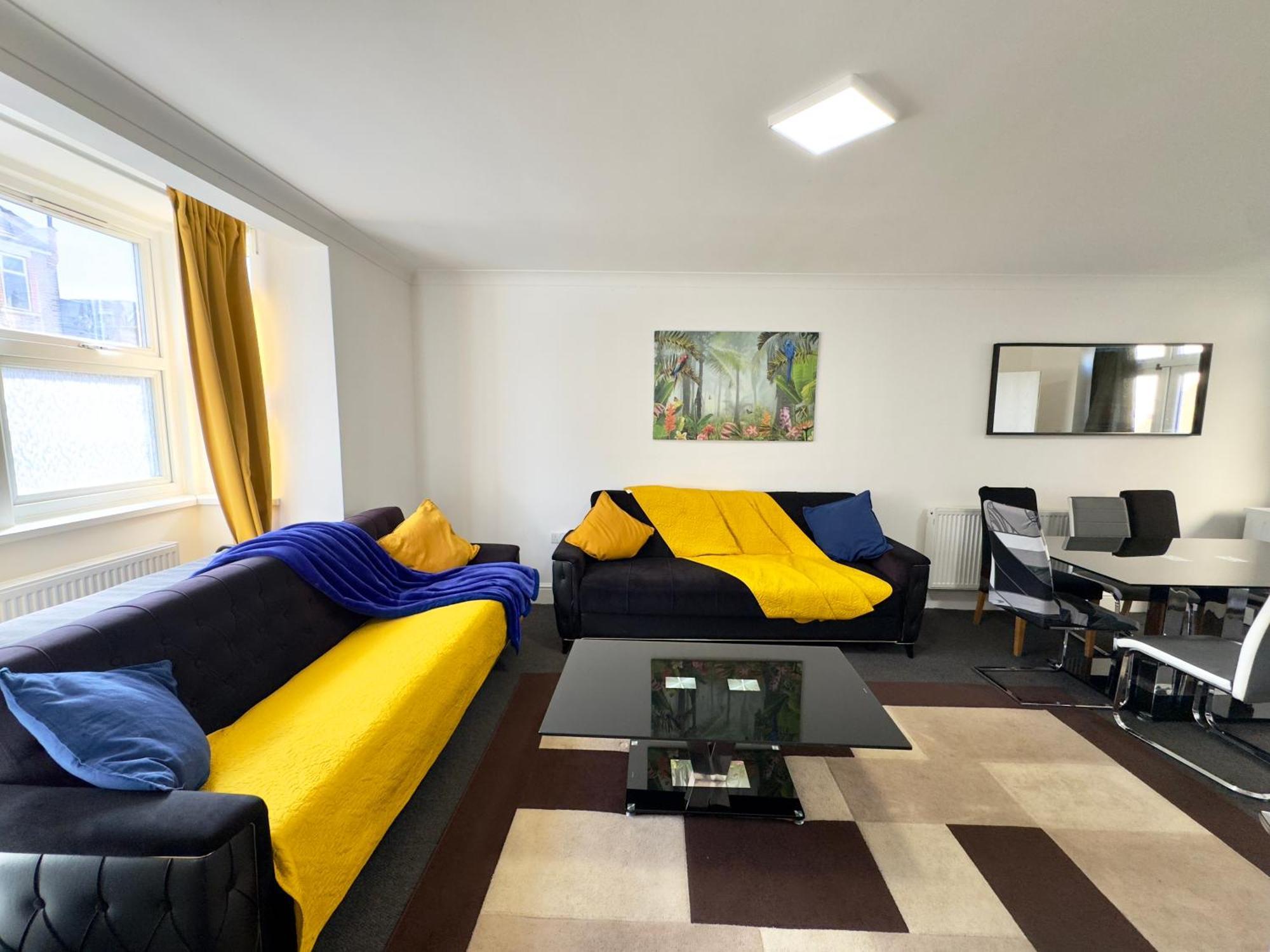 4 Bedrooms House, 3 Bathrooms , Separate Reception, Full Kitchen, Garden, Parking Casa vacanze *