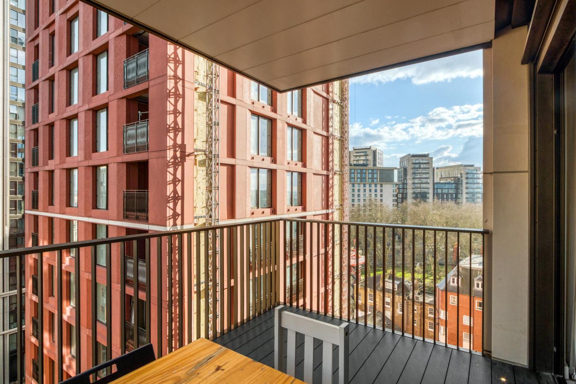 Hyde Park Luxury 2br 2ba Balcony London