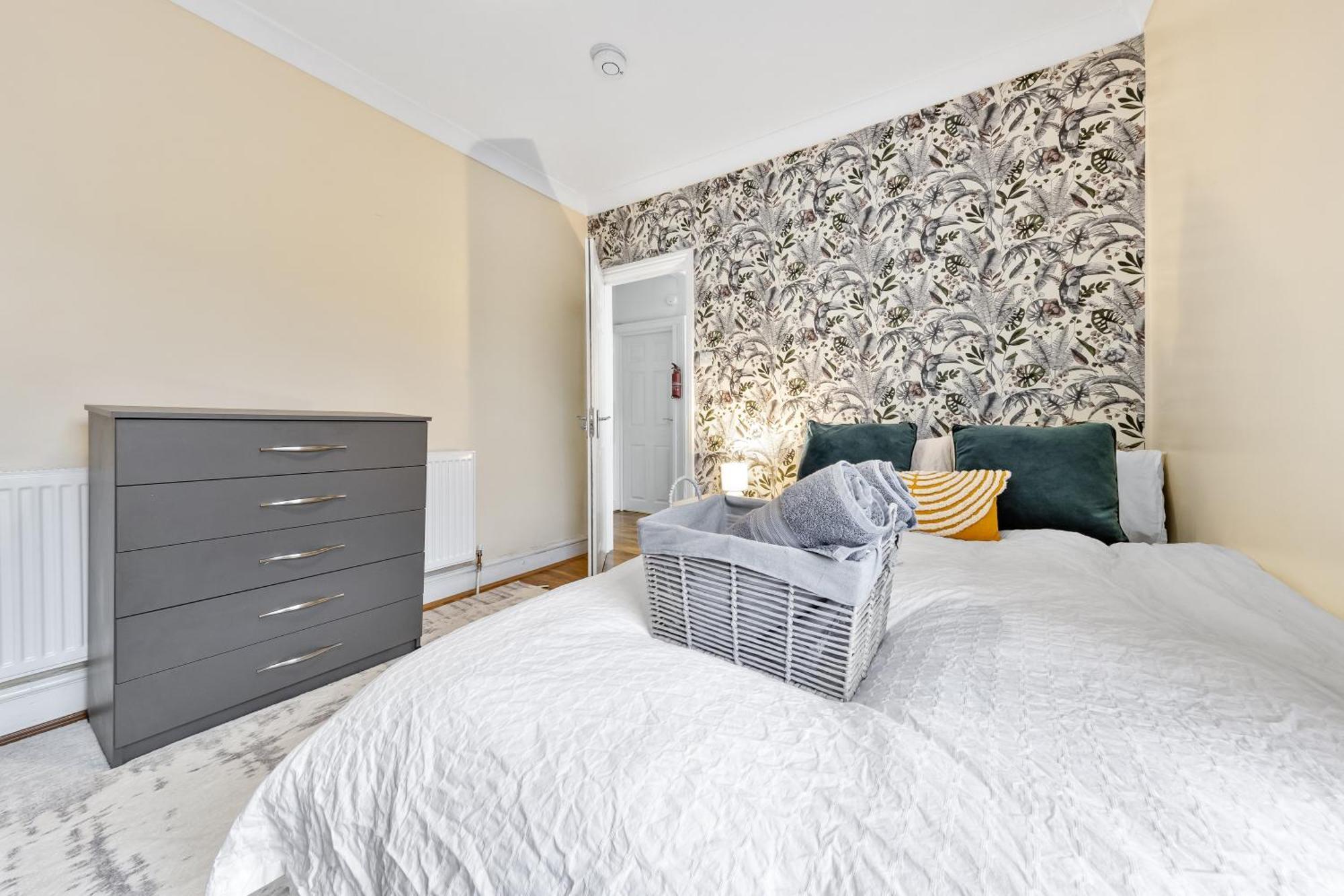 Classy Shared With Private Bedroom Near Tube - Bedroom3 Homestay *
