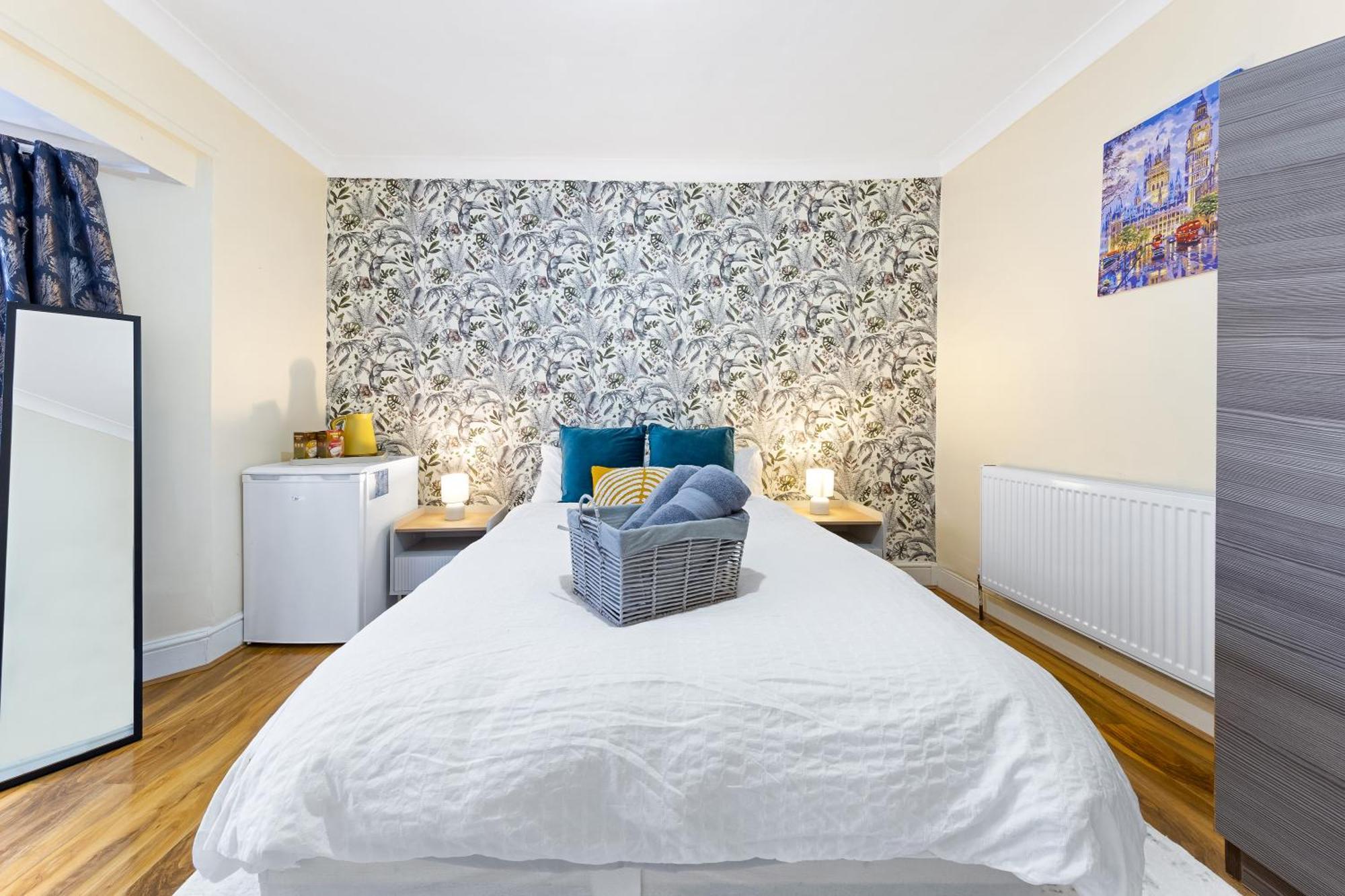 Chic Private Bedroom In Near Tube - Bedroom1 Londra