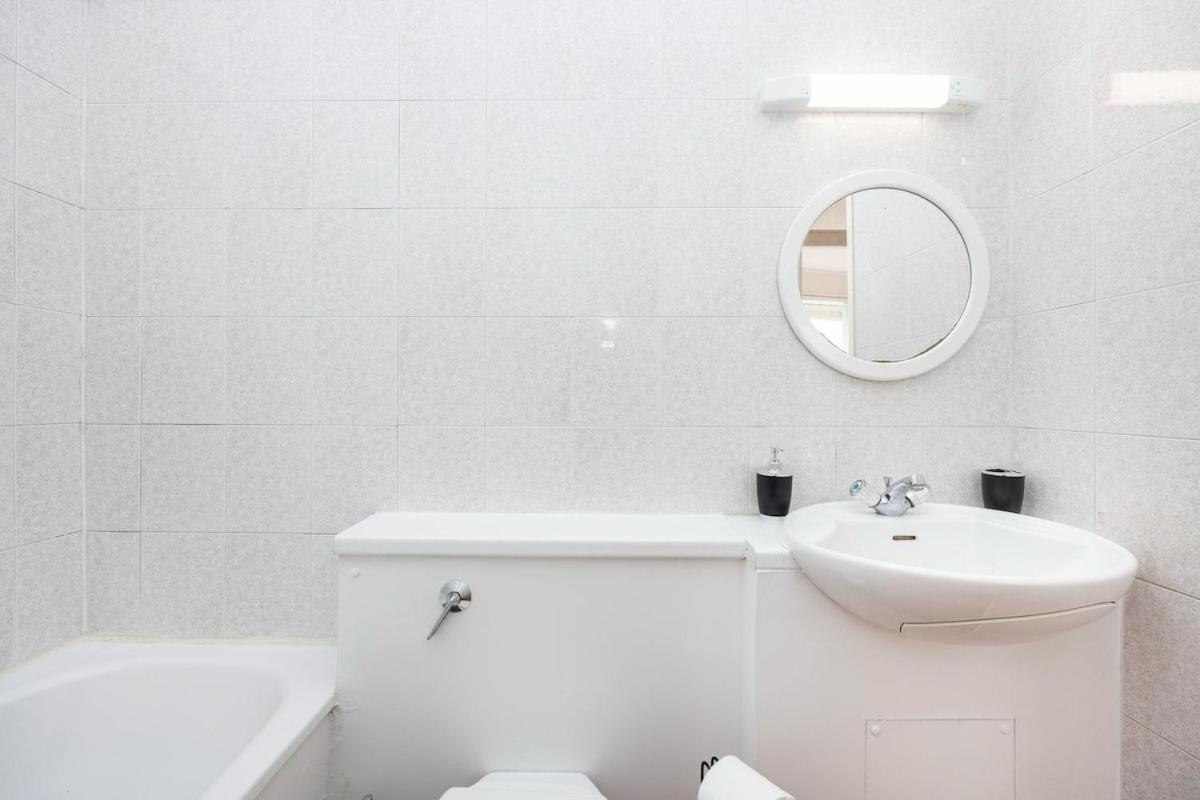 Lägenhet Spacious 1br Near Bridge