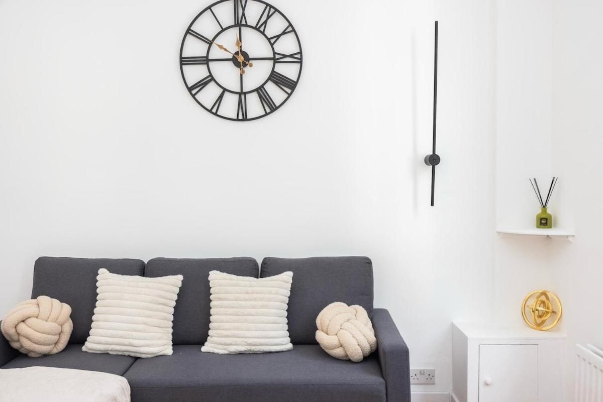 Spacious 1br Near Bridge Lägenhet *