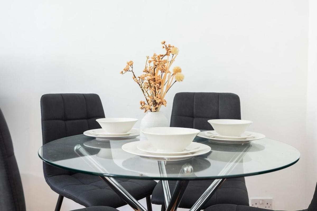 Spacious 1br Near Bridge Lägenhet *