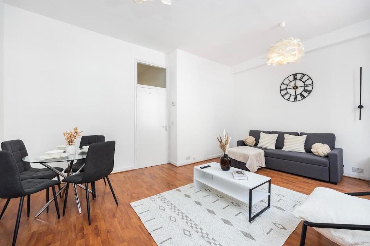 Spacious 1br Near Bridge Lägenhet London