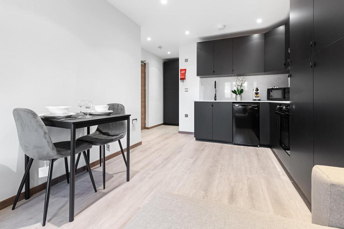 Modern - Near Station - * London