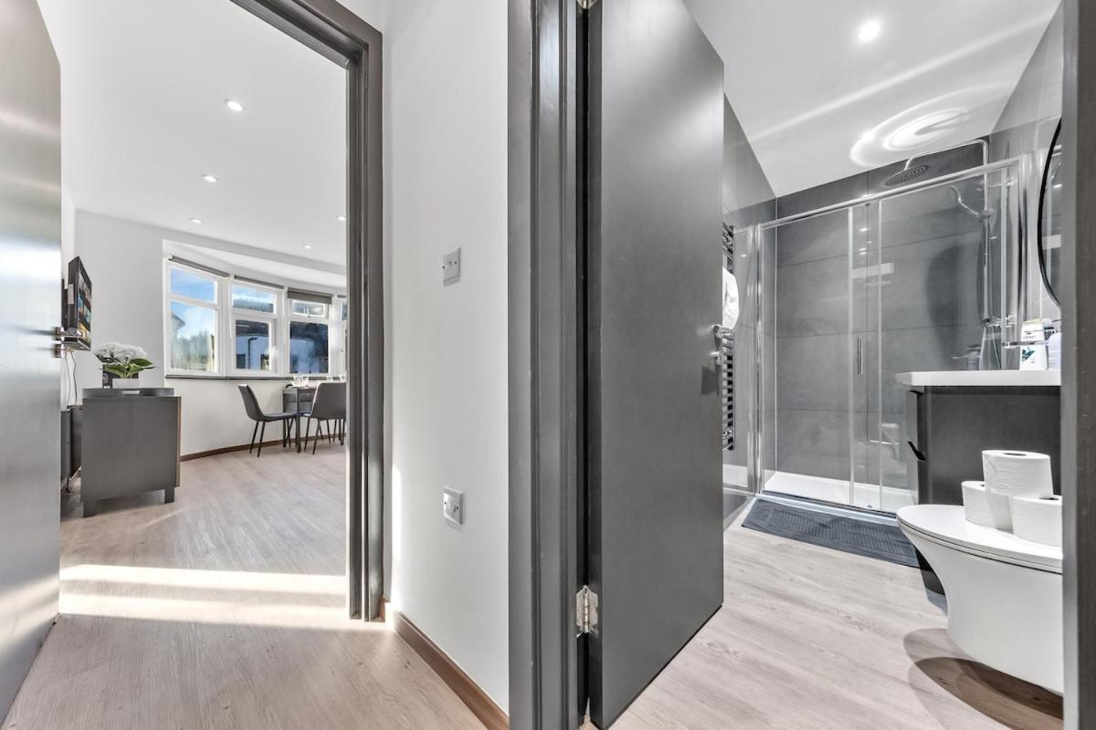 Modern 1 Bed Flat - Near Station - * Londen