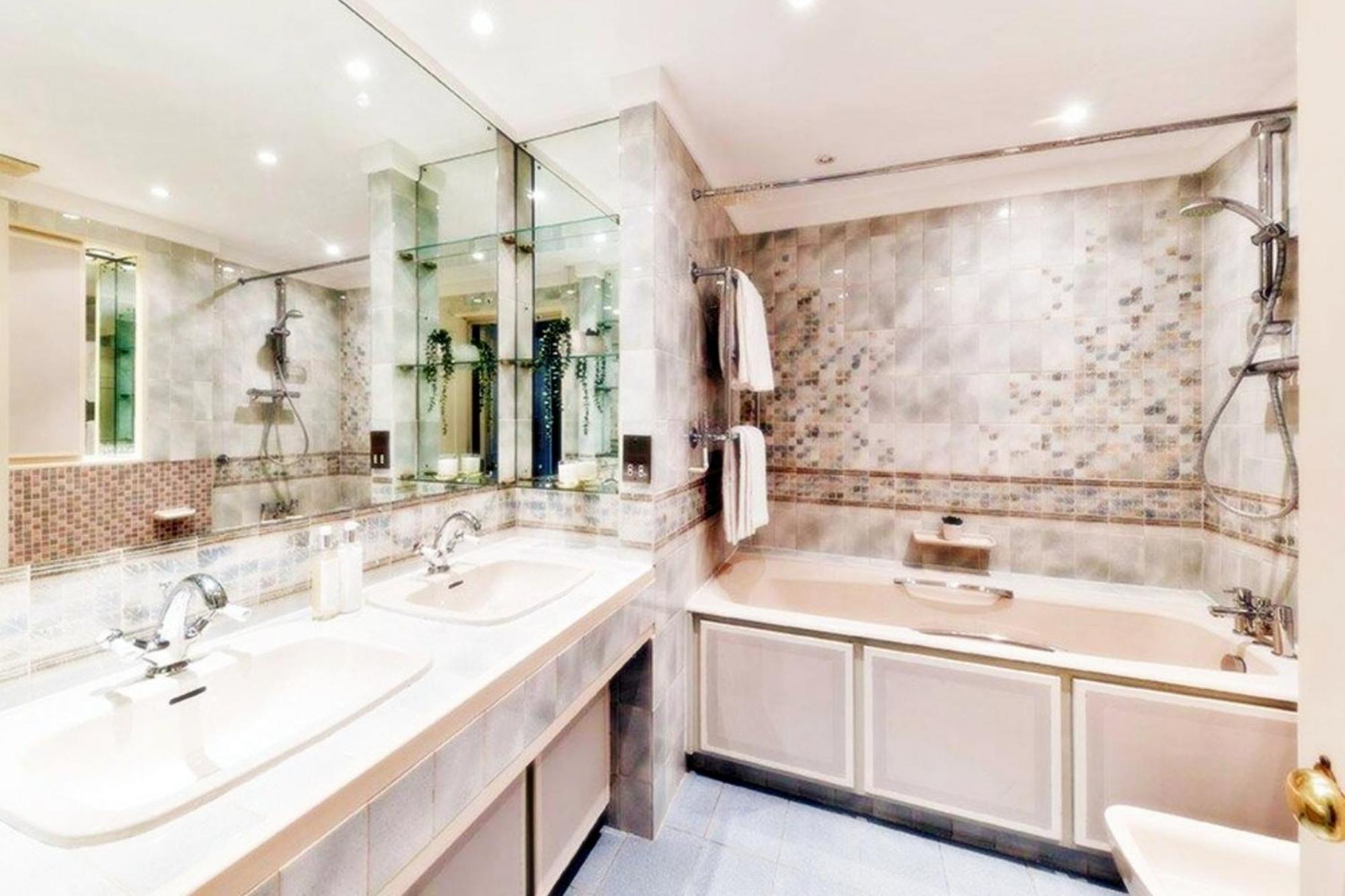 Apartment Well-maintained 4-bedroom Flat With Full Amenities