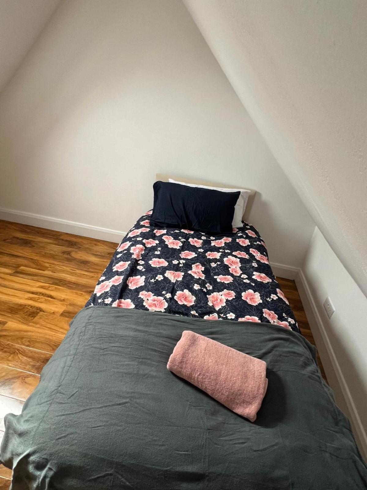 Good Priced Single In East Acton Gasthof