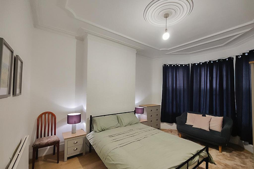 Cosy 2-bed Flat, 8 Min To Tube Apartment