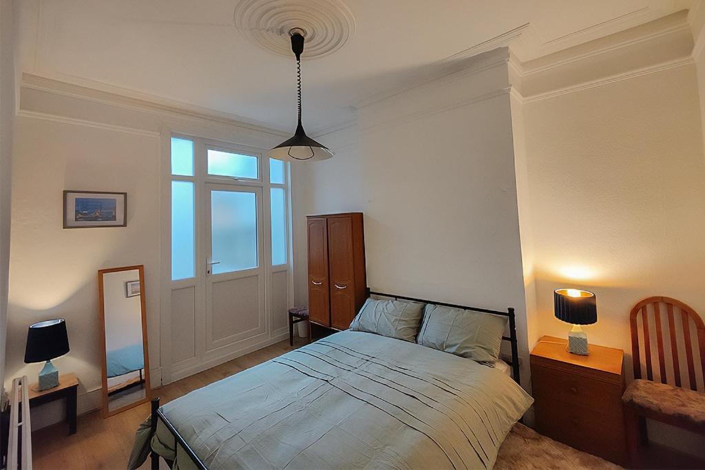 Cosy 2-bed Flat, 8 Min To Tube Apartment London