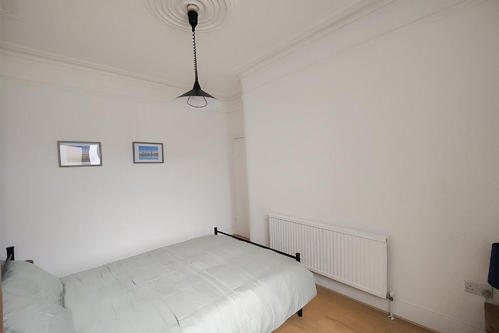 Cosy 2-bed Flat, 8 Min To Tube Apartment London