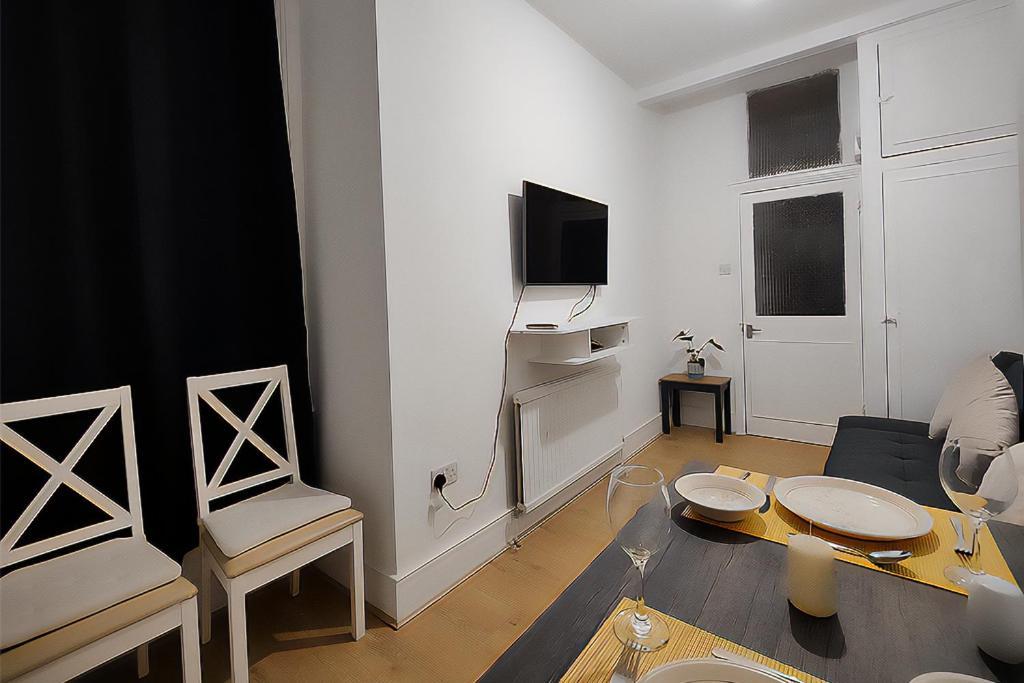 Cosy 2-bed Flat, 8 Min To Tube *