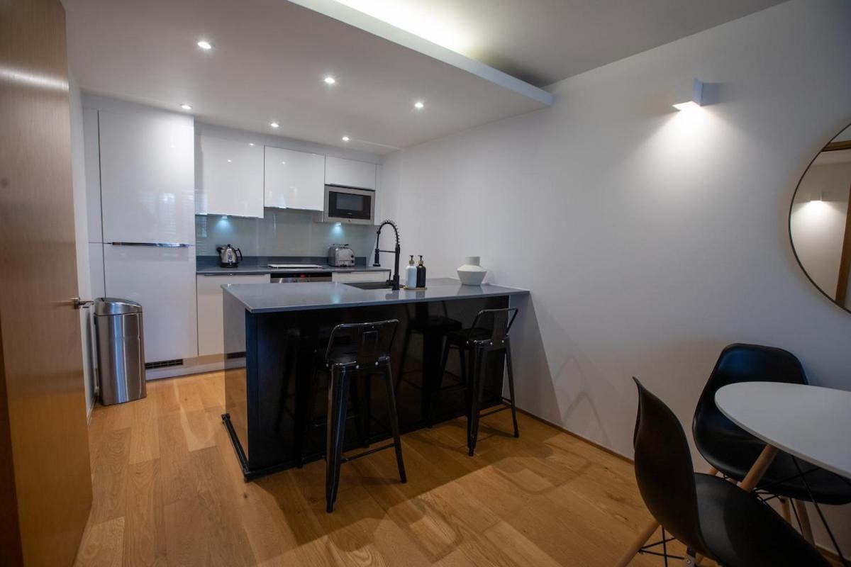 Luxury Apartment *