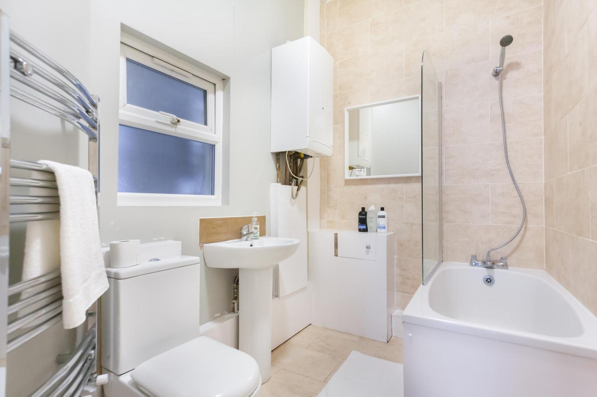 Brilliant 2 Bedrooms Flat Next To The Station Leilighet *