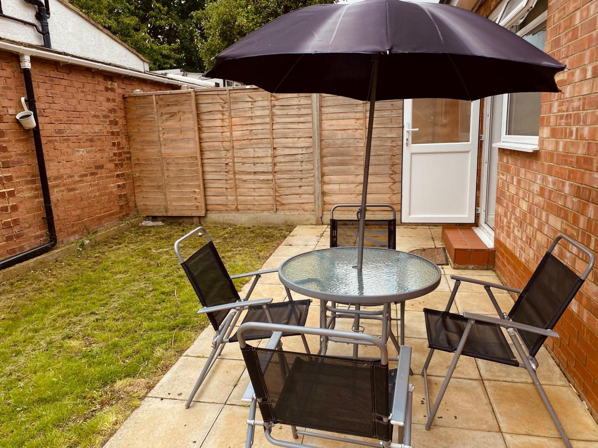 Modern 1-bed 30min To & Parking Apartment