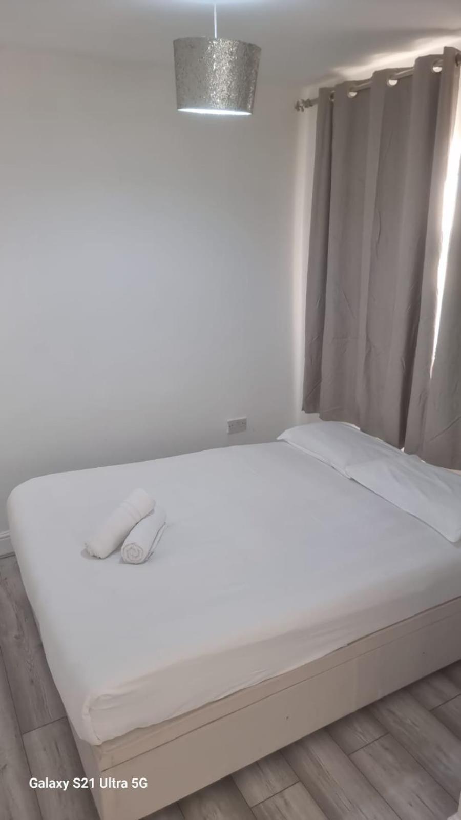 R J 2 Bedroom Lägenhet London