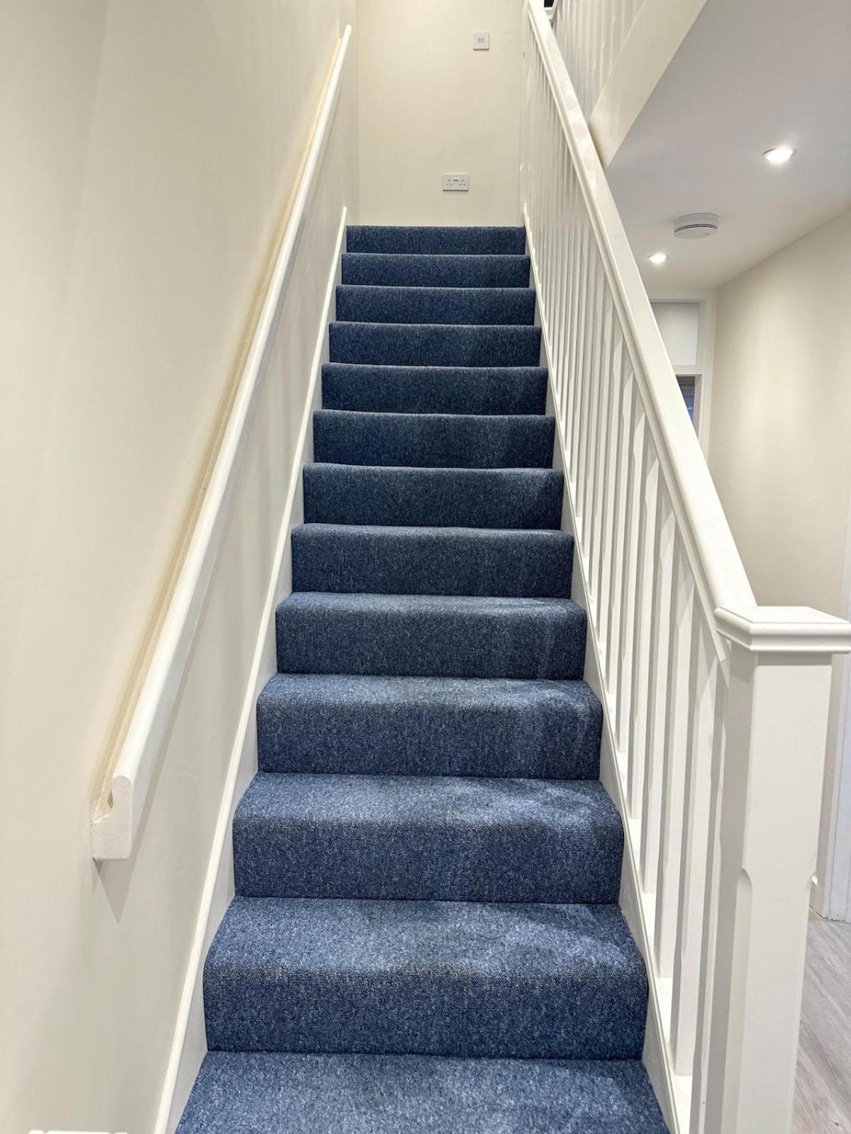3Bed 2Bath House-Free Parking-Hi Speed Wifi-Garden-Entire Home-2Mins From Train Station Ferienhaus