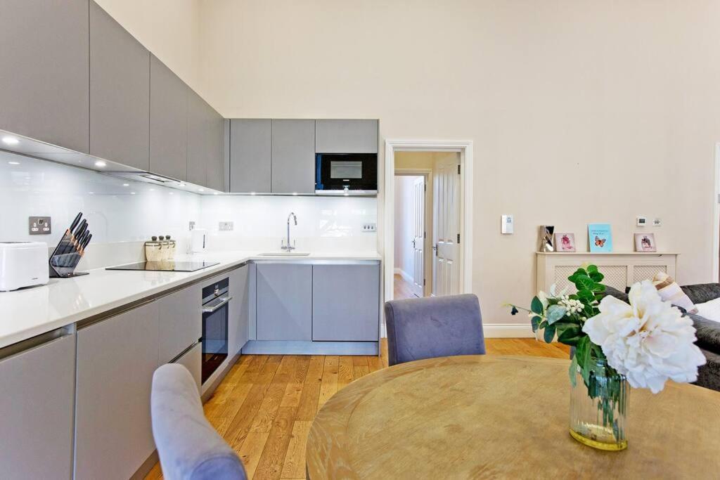 1 Bed Kensington Cromwell Flat With Balcony Number 4 Lejlighed London