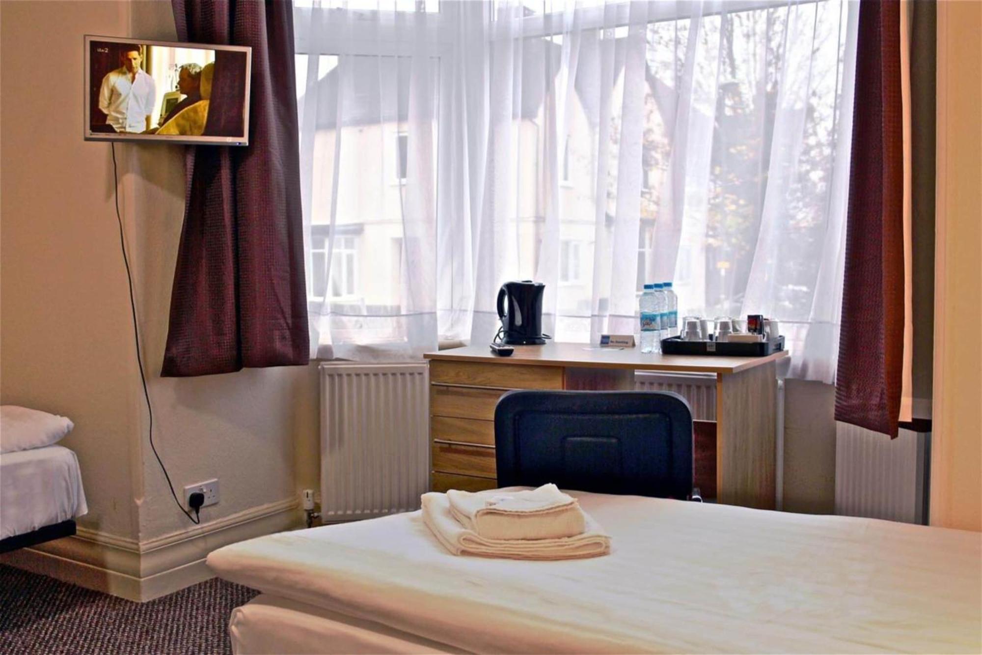 Oyo Golders Hotel 3*