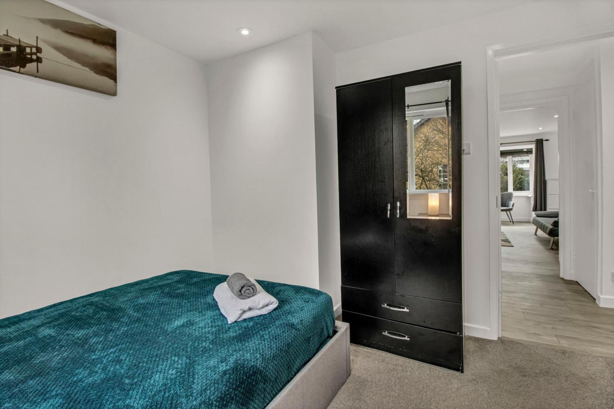 New King Size Bed With Free Parking Leilighet