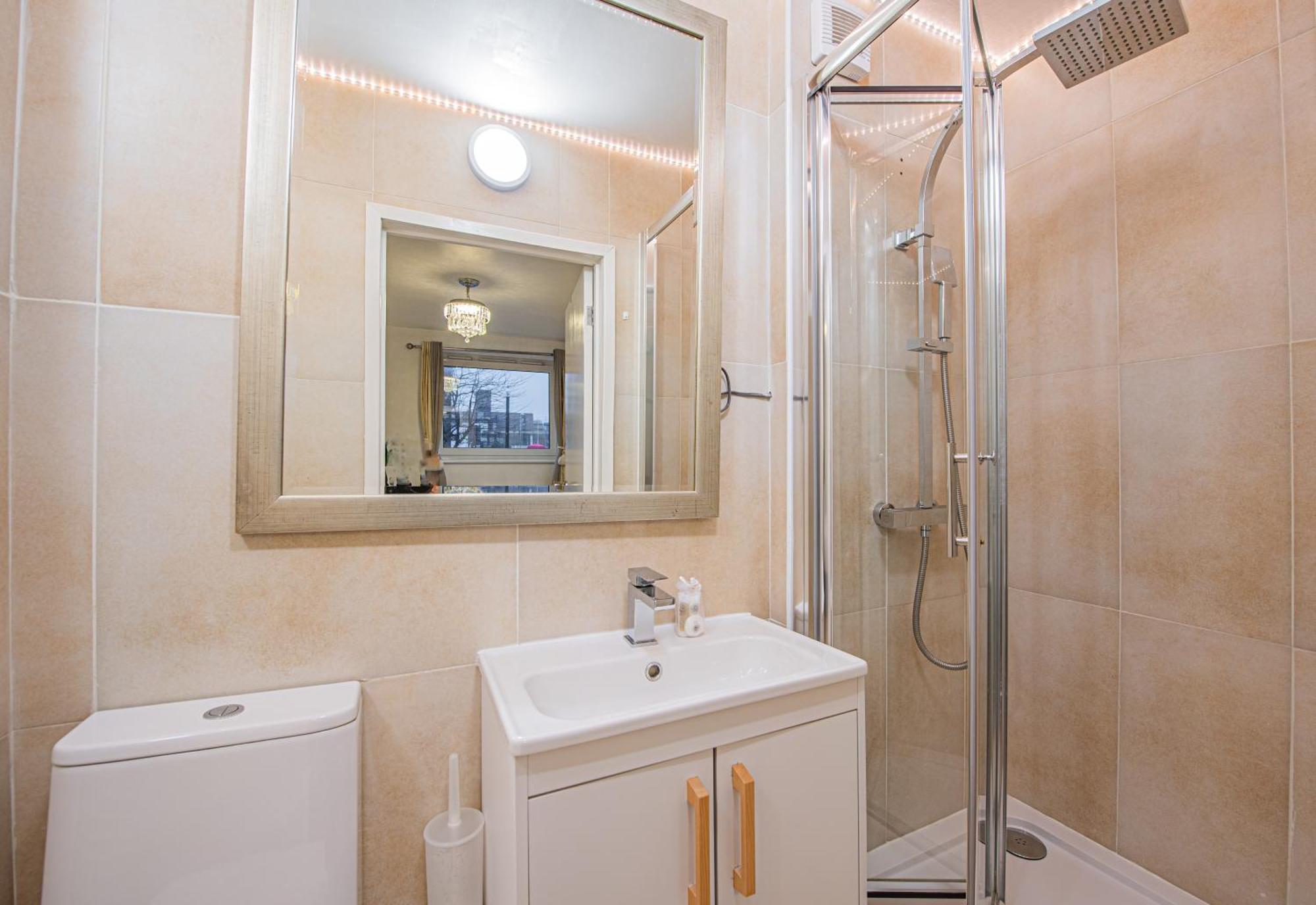 Lovely 3 Bed House With Garden Londen