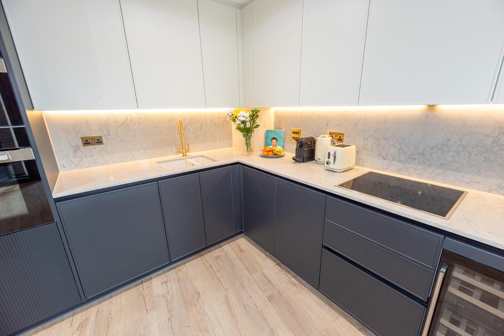 Premium 2-Bedroom Flat With Lift & Private Balcony In Farringdon, London