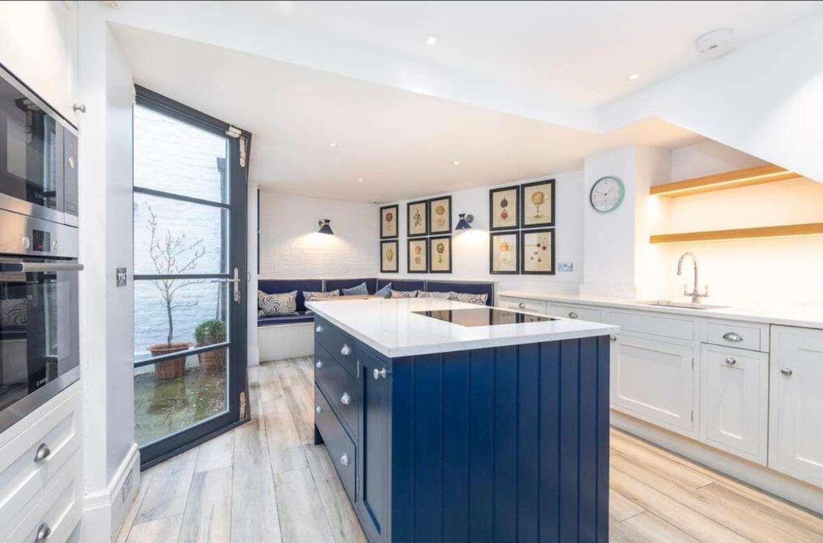 Stylish 3-bedroom Terrace House Near Earls Court Londen