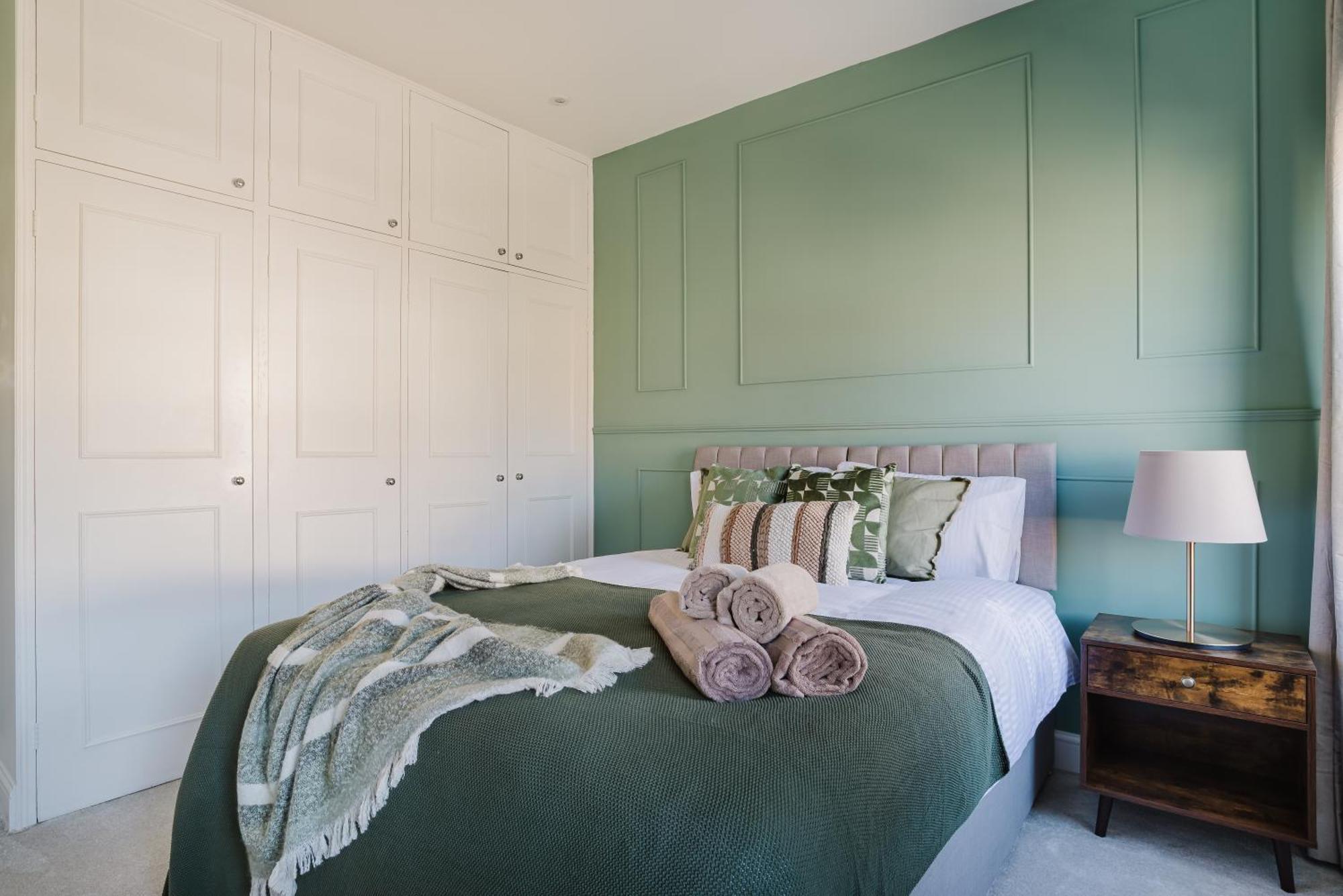Newly Renovated Stylish Urban Modern 2bed 1bath E14 Flat Leilighet London