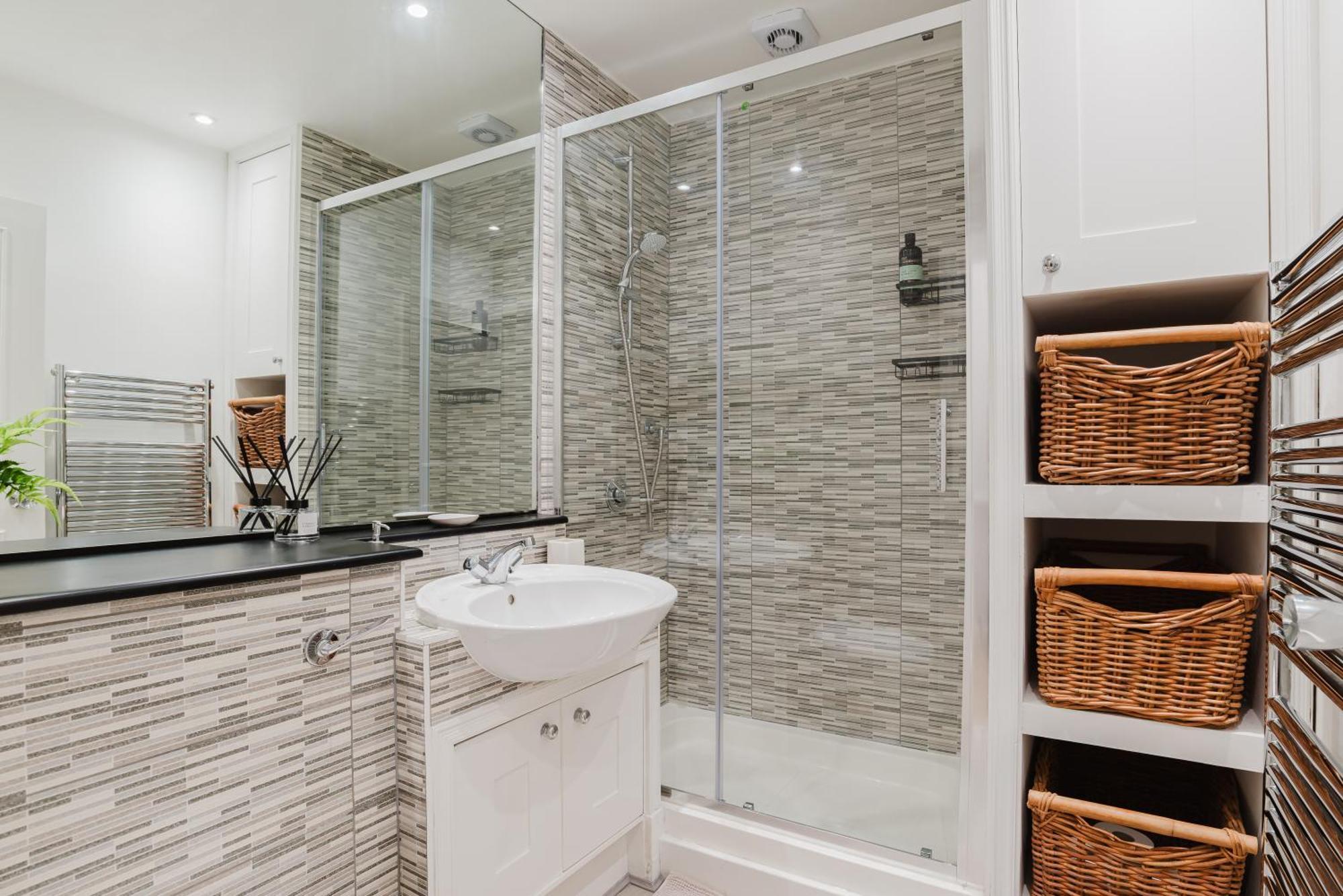 Newly Renovated Stylish Urban Modern 2bed 1bath E14 Flat Leilighet London