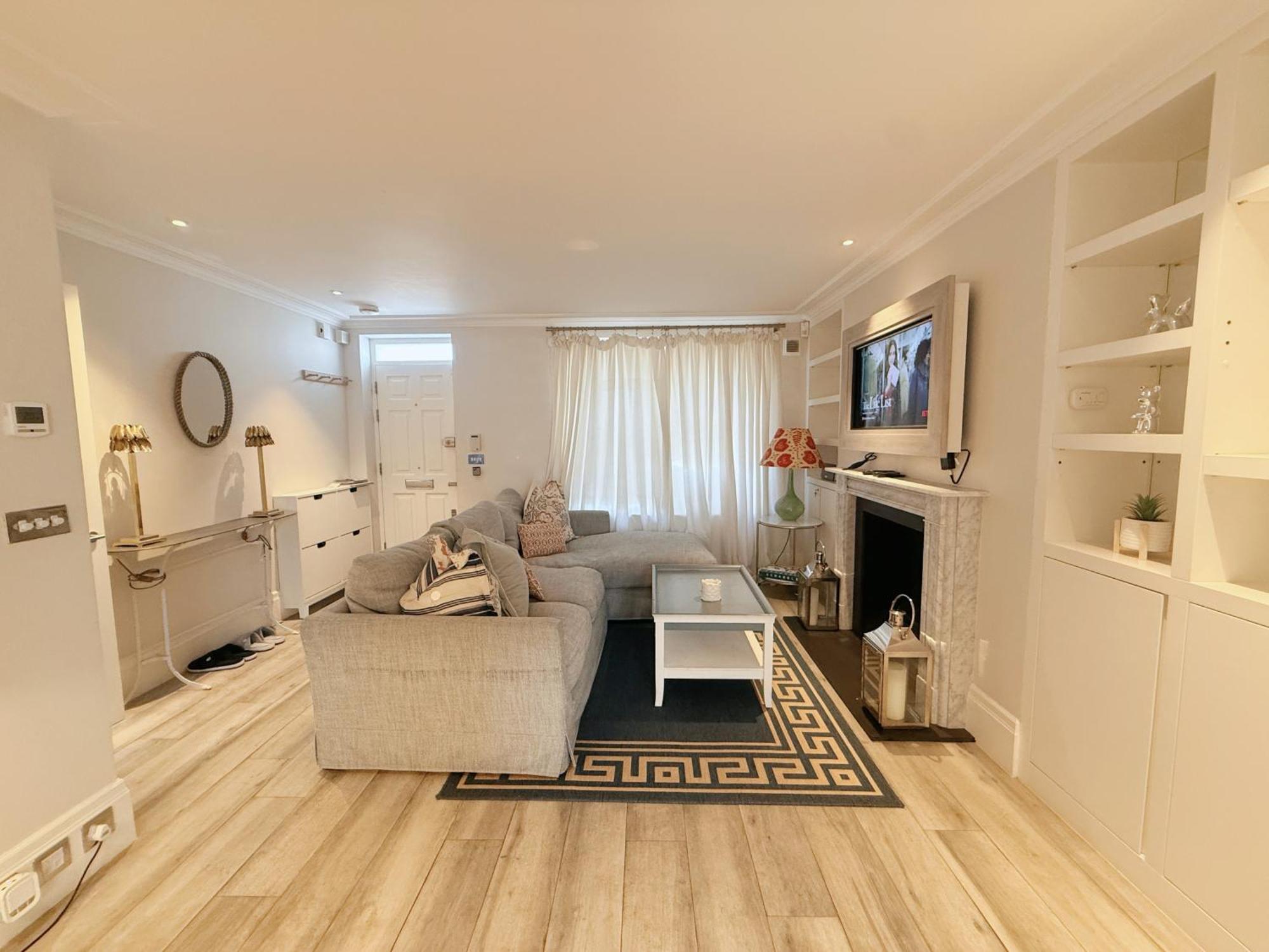 Stylish 3-bedroom Terrace House Near Earls Court * Londen