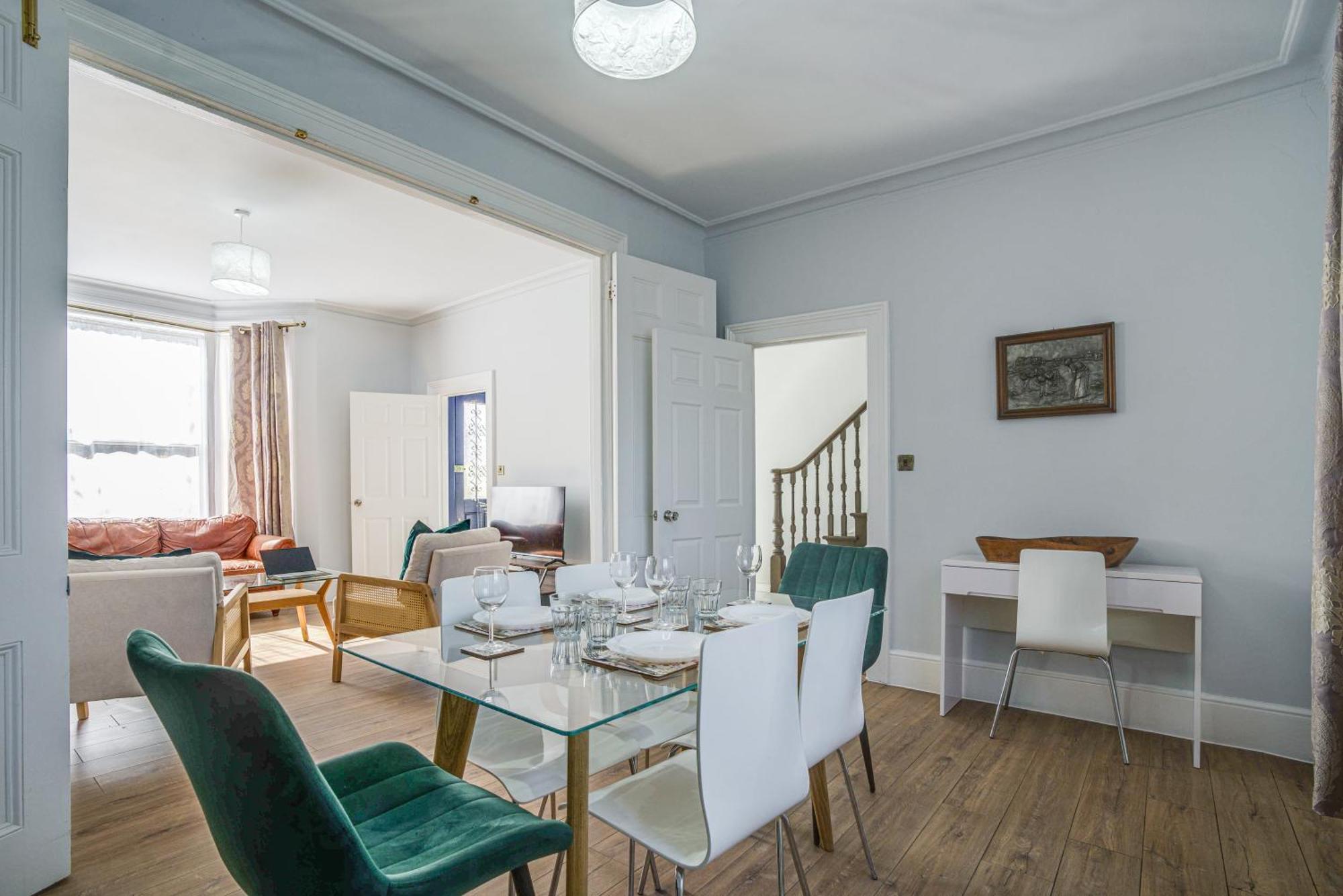 Spacious 4br Family & Corporate Ferienhaus