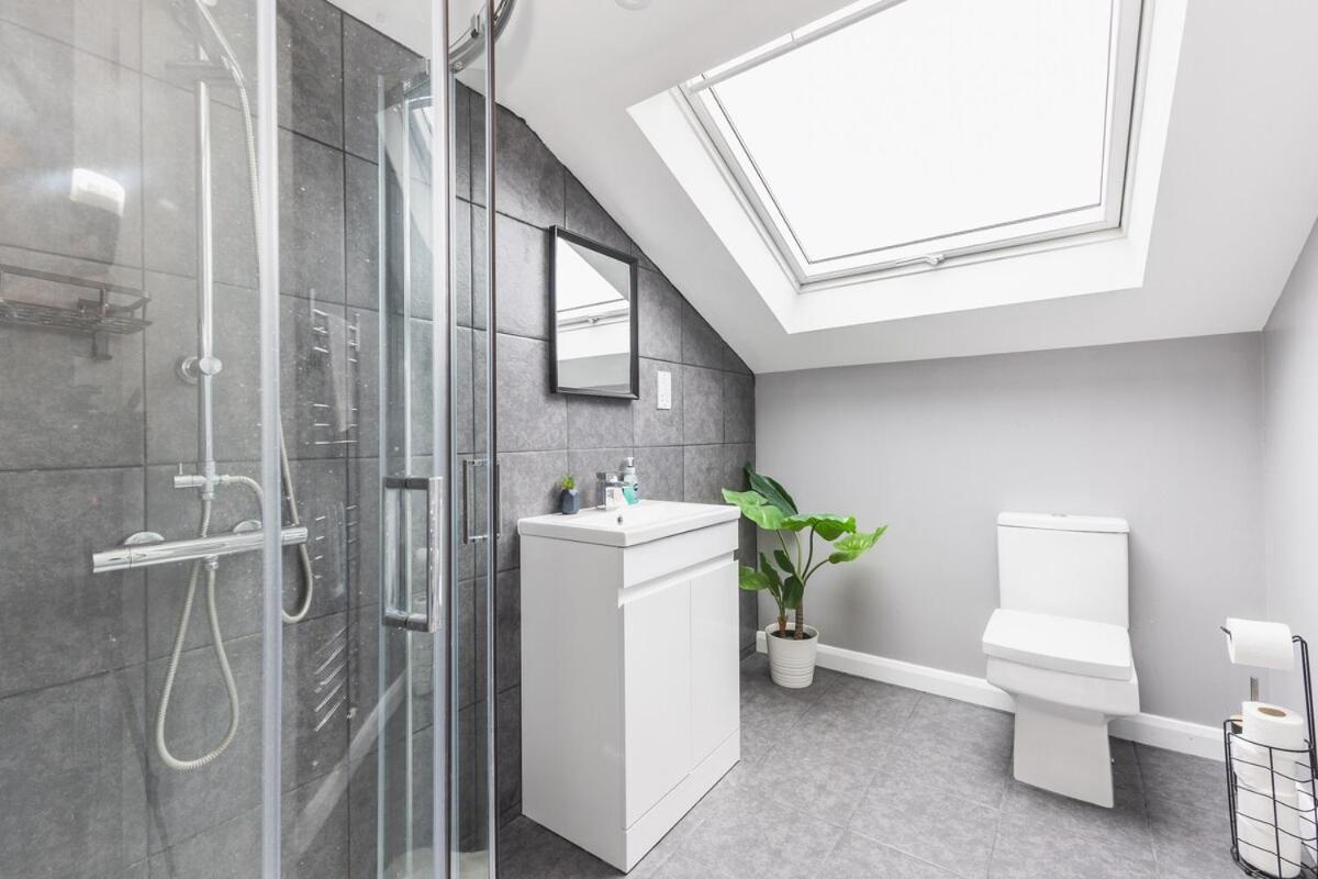Spacious & Trendy 4-Bed Near River Thames Londres