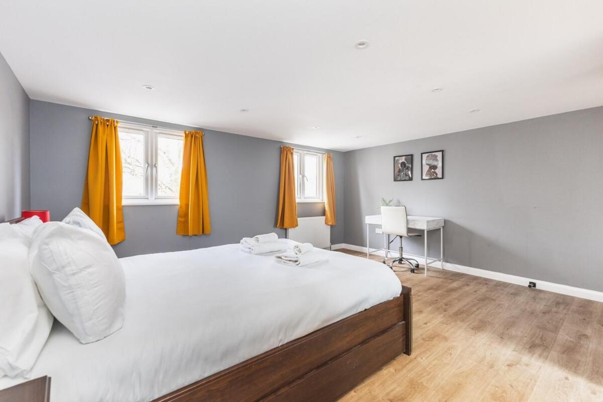 Spacious & Trendy 4-Bed Near River Thames Appartamento