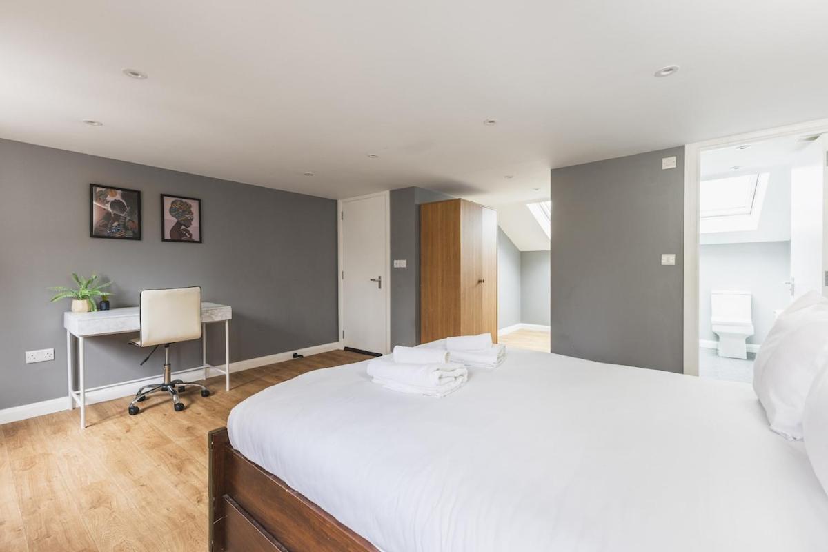Spacious & Trendy 4-Bed Near River Thames Appartamento