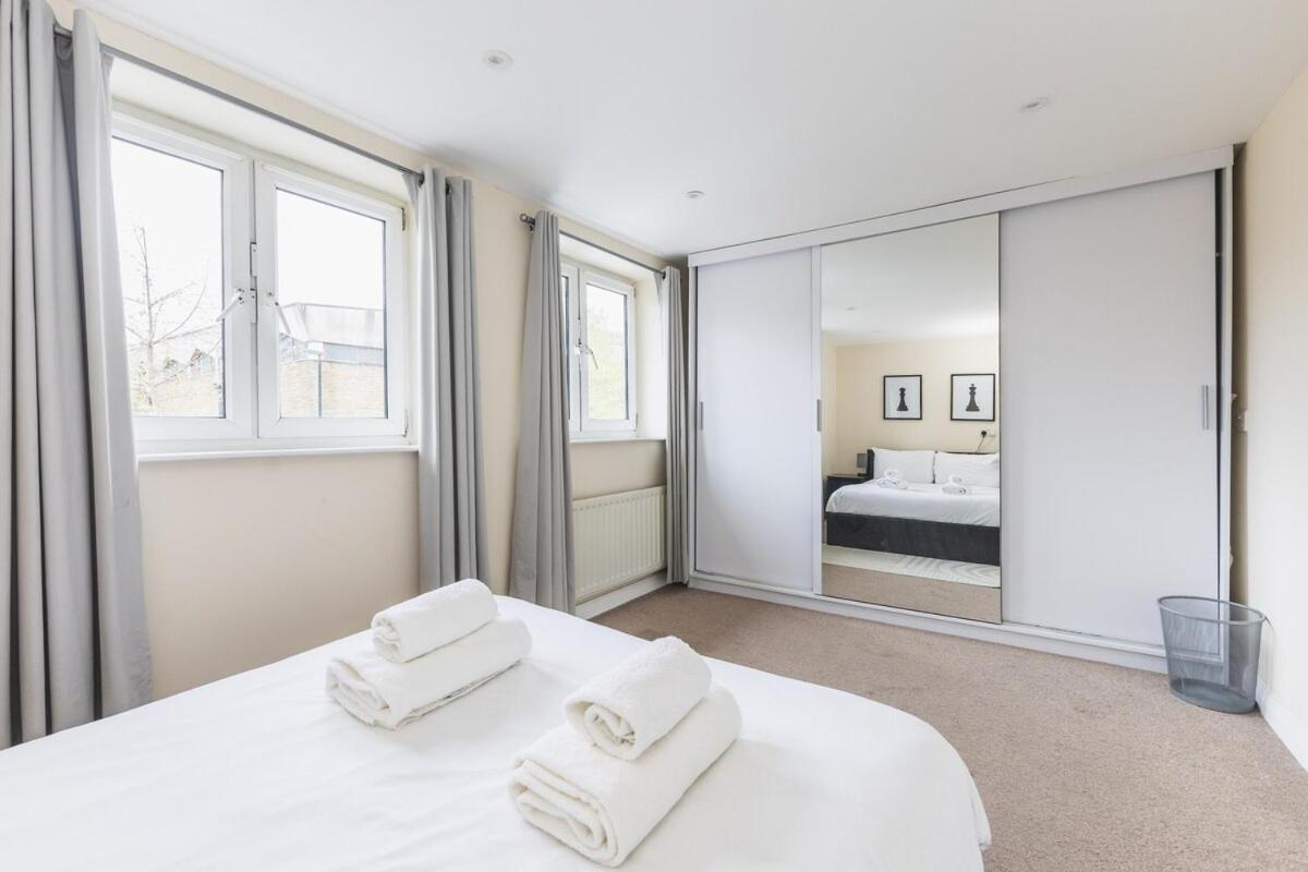 Spacious & Trendy 4-Bed Near River Thames Londra