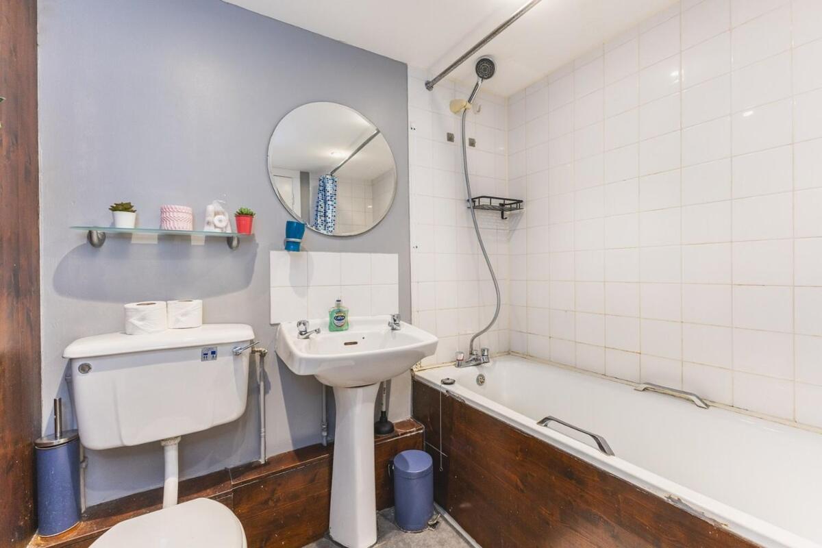 Spacious & Trendy 4-Bed Near River Thames Appartamento