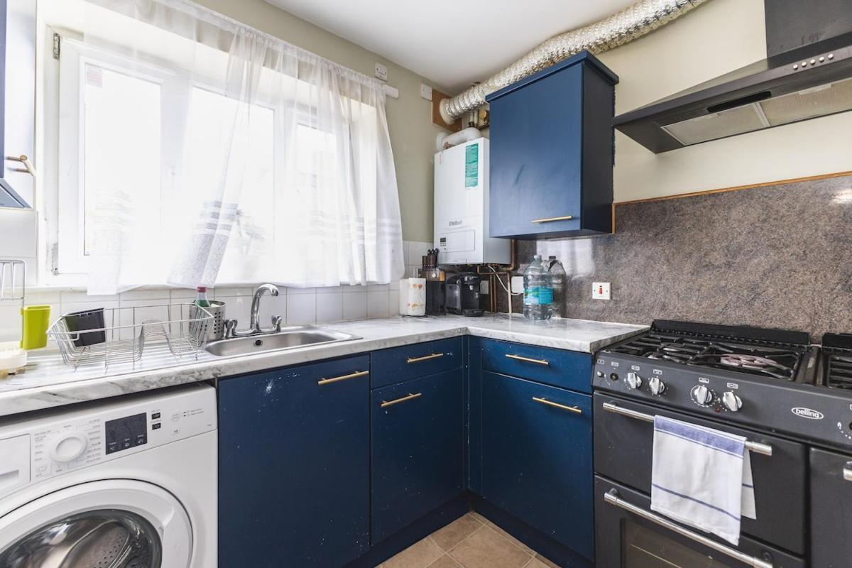 Spacious & Trendy 4-Bed Near River Thames Appartamento Londra