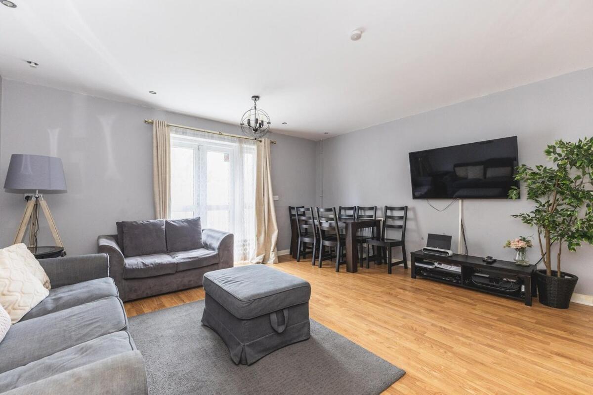 Spacious & Trendy 4-Bed Near River Thames Londra
