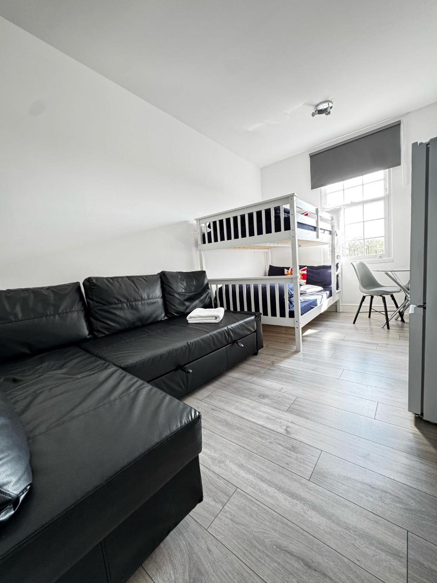 Guest house Willesden