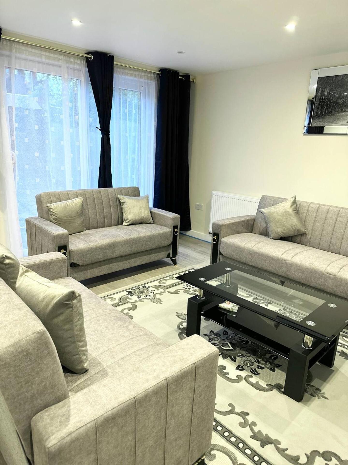 3Bed 2Bath House-Free Parking-Hi Speed Wifi-Garden-Entire Home-2Mins From Train Station Ferienhaus London