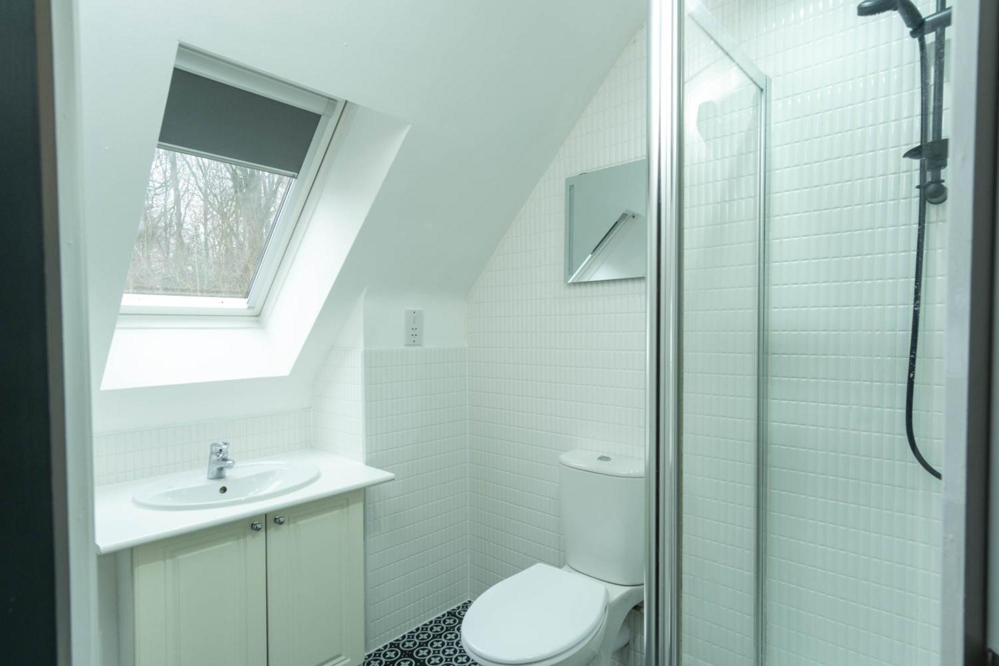 Modern 4 Bed - Free Parking Appartamento