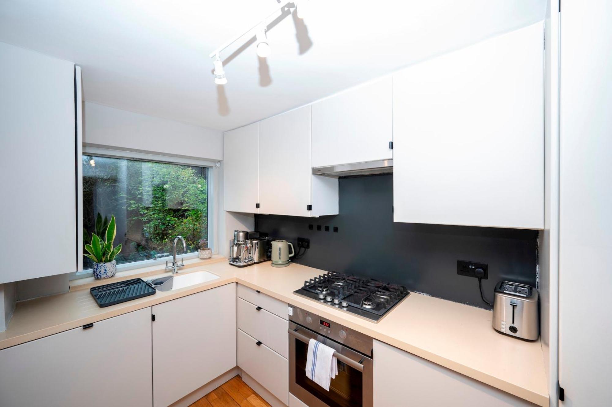 Pass The Keys Luxury Stylish Duplex With Private Garden London