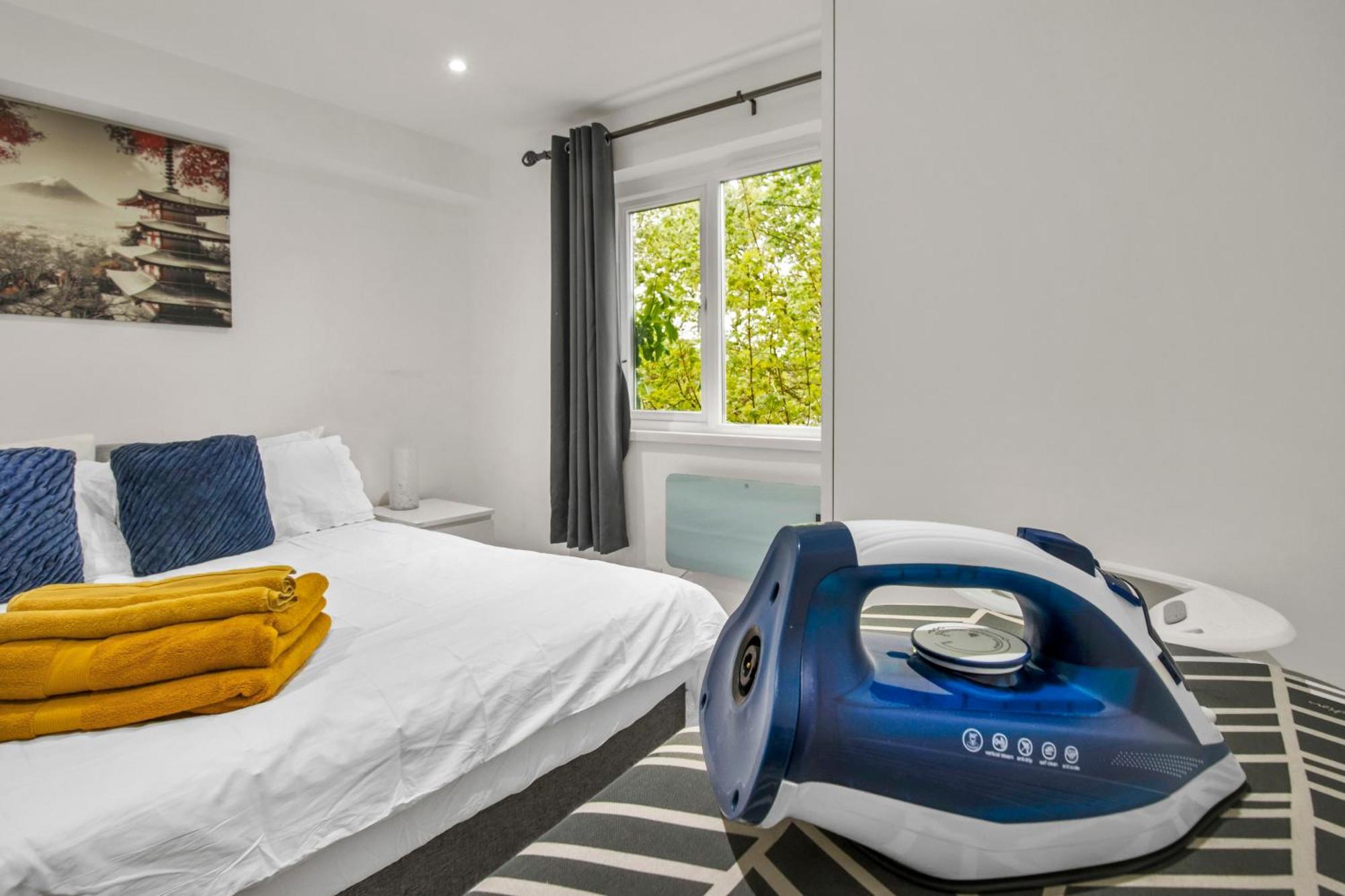 New King Size Bed With Free Parking Leilighet