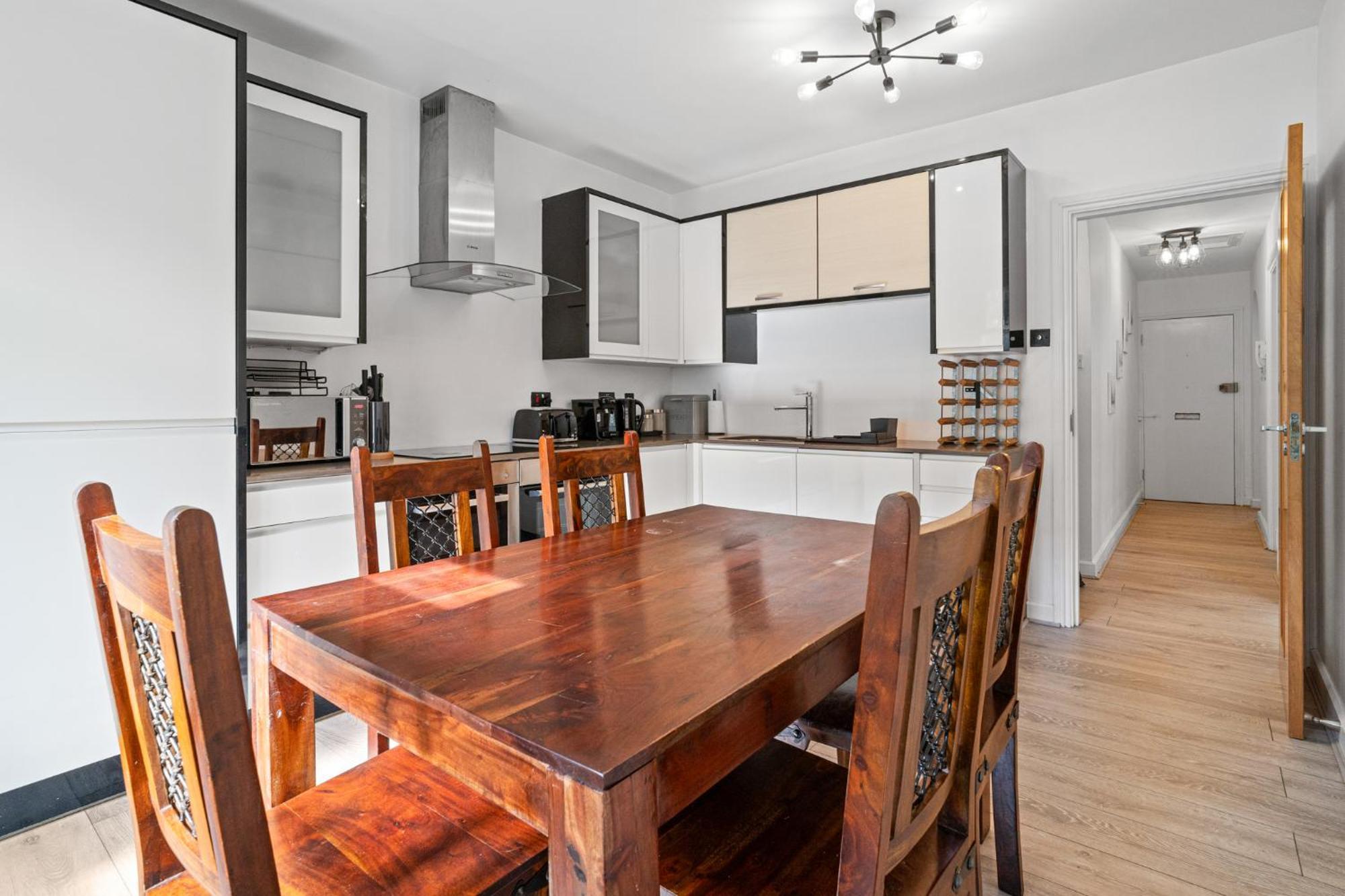 Charming 3br By Redcliffe Gdns Semesterbostad