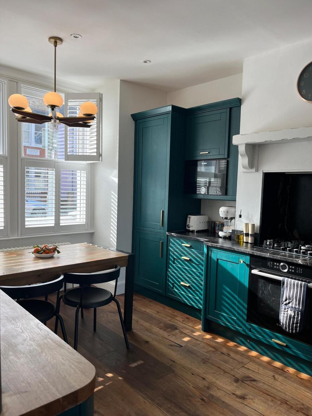 Feriehus Gorgeous Riverside Townhouse *