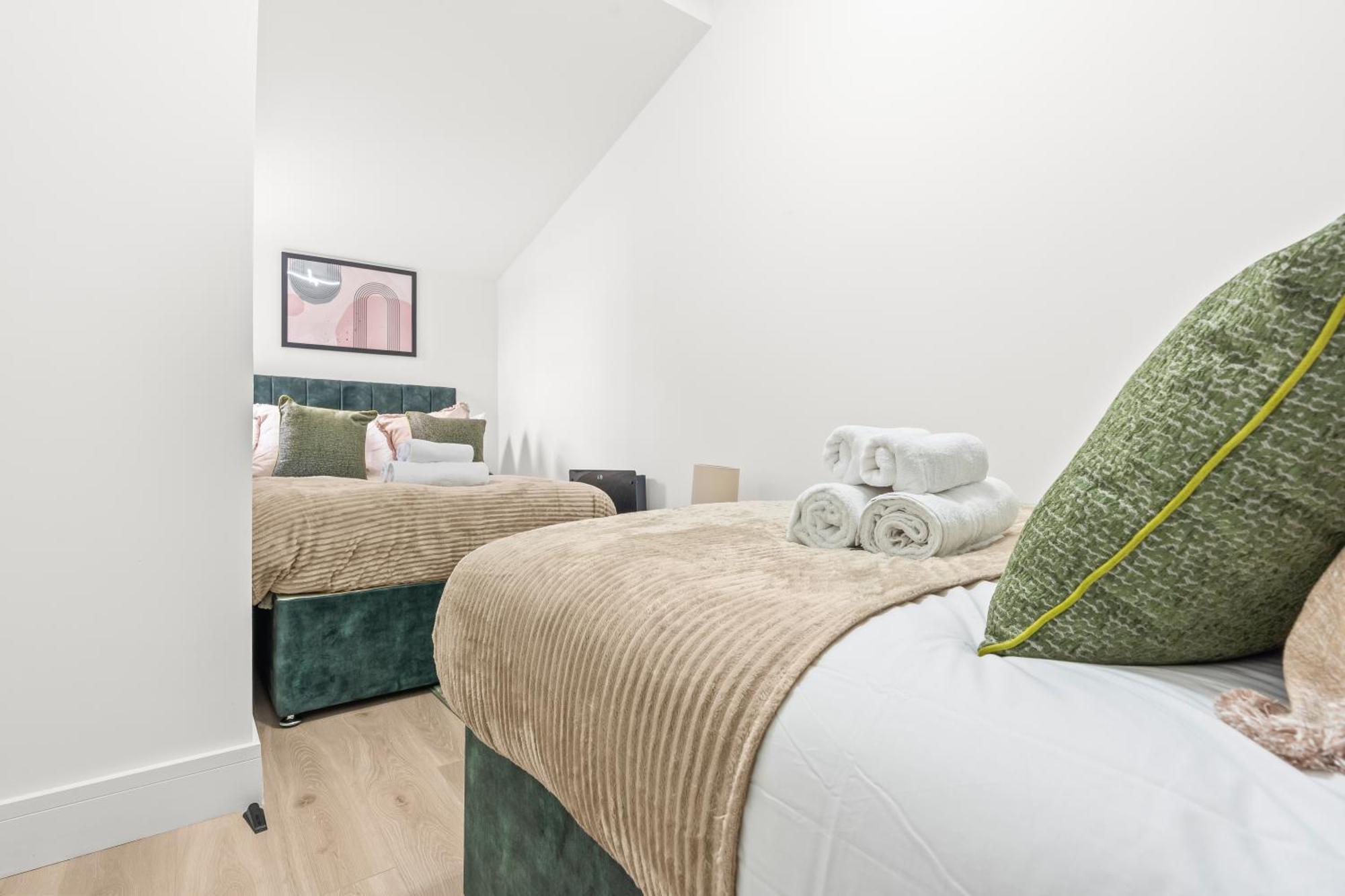 Modern 4 Bed - Free Parking Appartamento *
