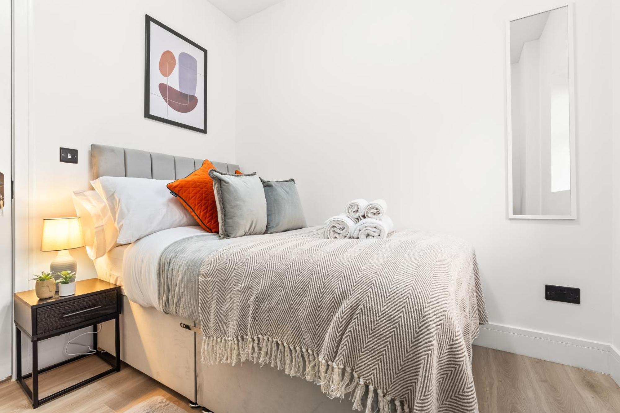 Modern 4 Bed - Free Parking Appartamento *